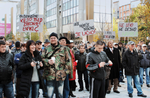 Foto tedna: Protestni shod proti vladi Janeza Janše pod geslom Dvignimo glave. V organizaciji »Skupine 29. oktober« in z zahtevo po odstopu vlade. Maribor